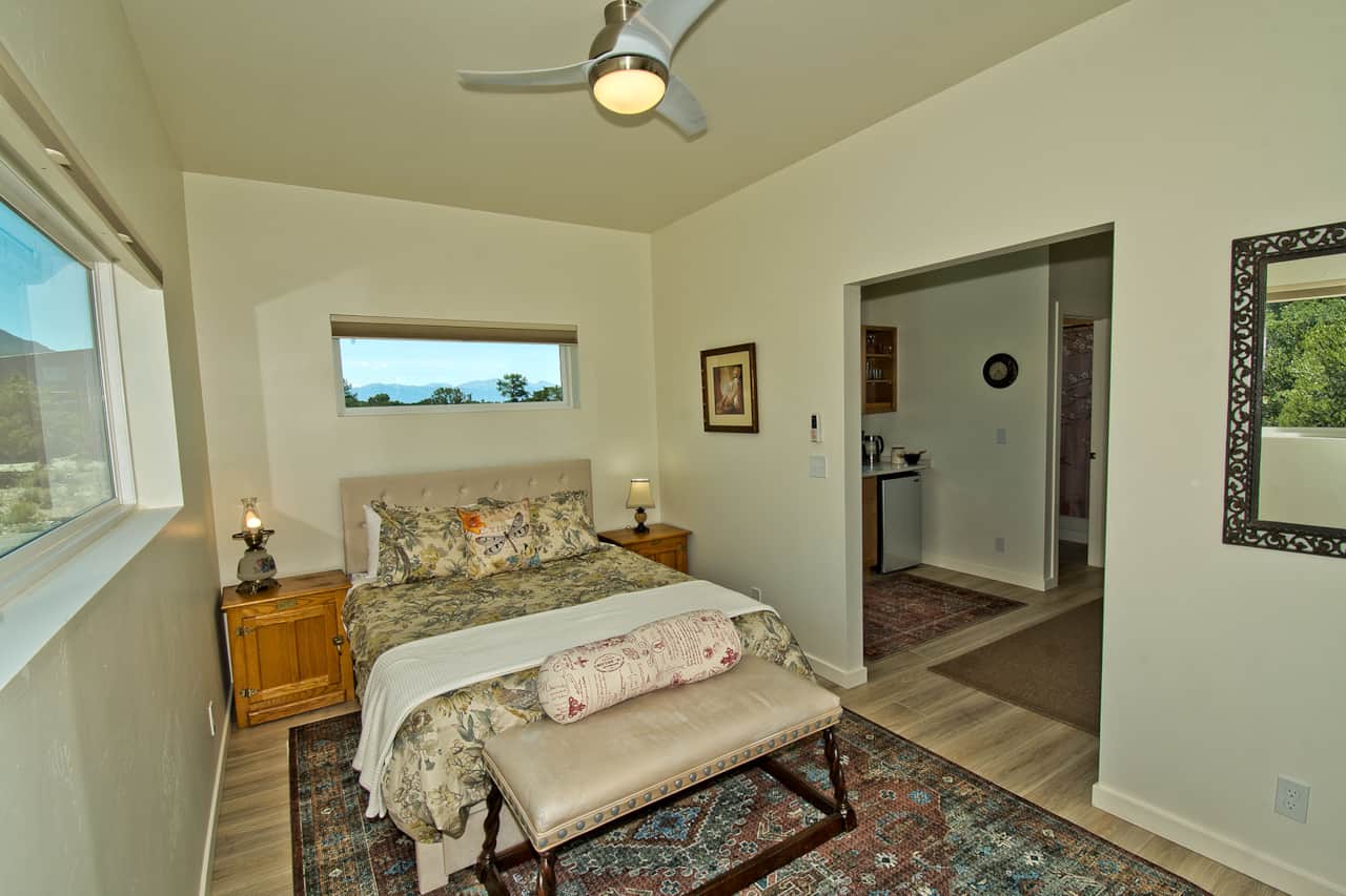 Bedroom with Queen Bed 