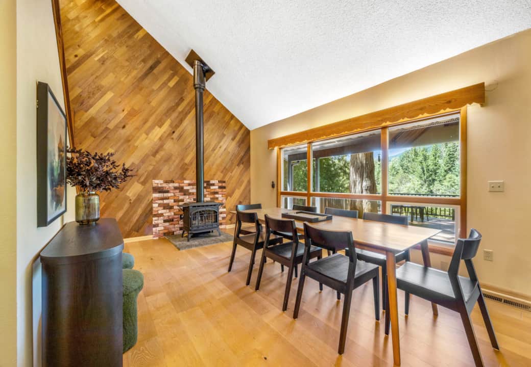 Dining & Gas Fireplace