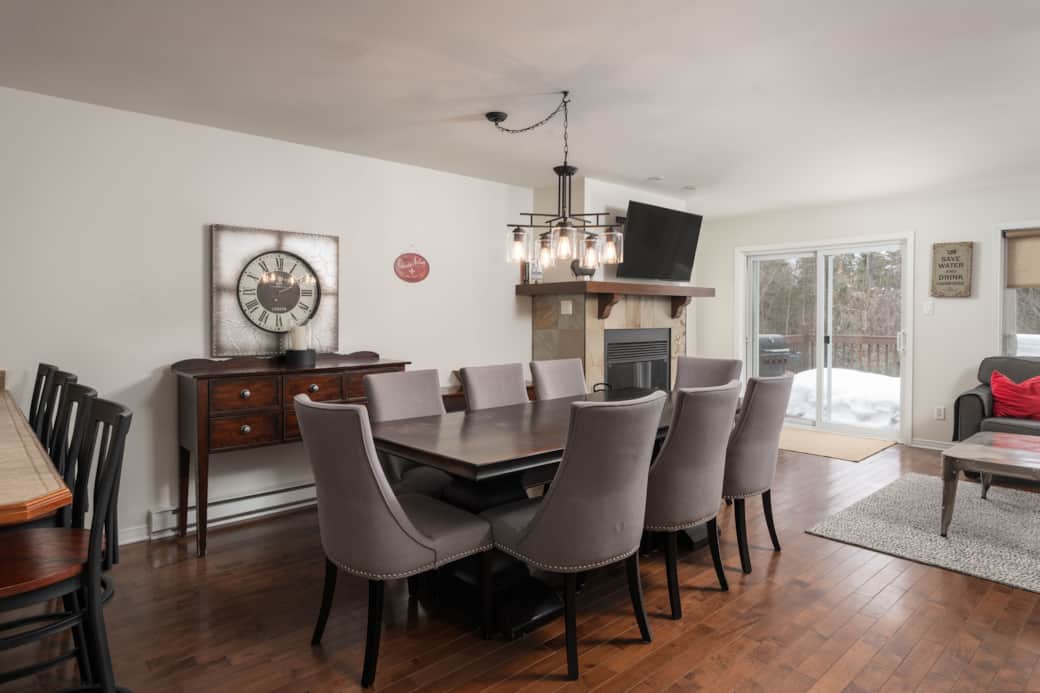 8 seats at the dining table 