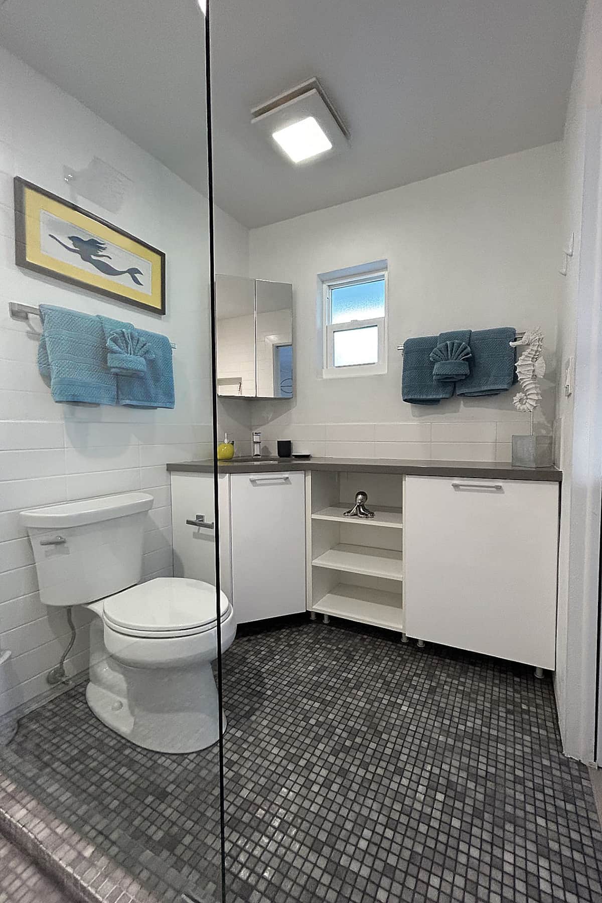 Unit #15 Bathroom with plenty of storage space. Clean fresh towels upon guest arrival.