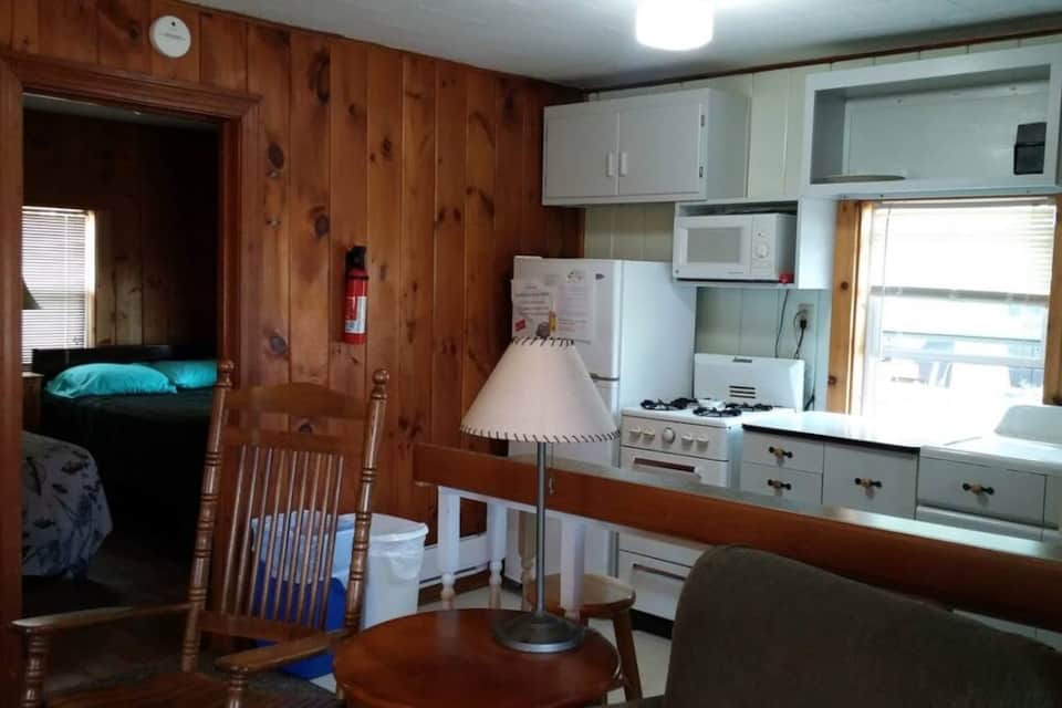 Osprey Lakeside cottage WIFI, kitchen Vacation Home in Phillips