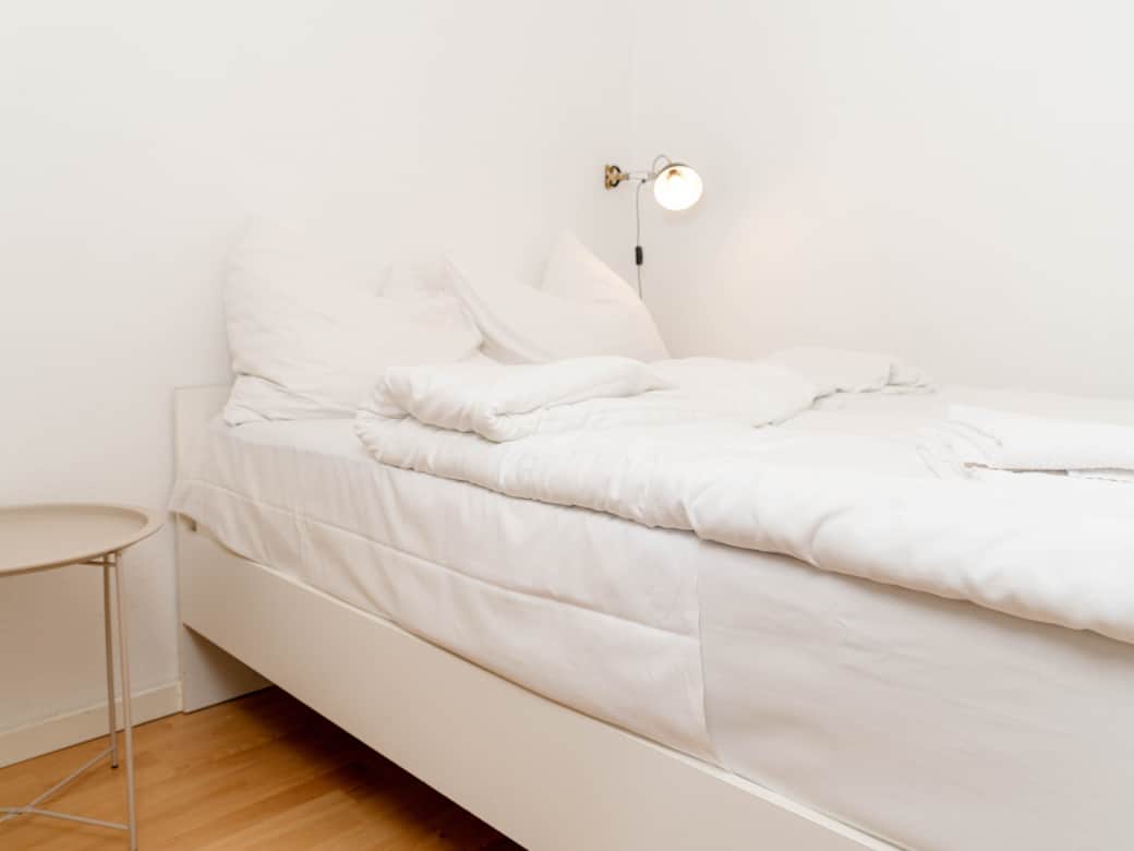 Schlafzimmer mit großem Doppelbett Schlafzimmer mit großem Doppelbett