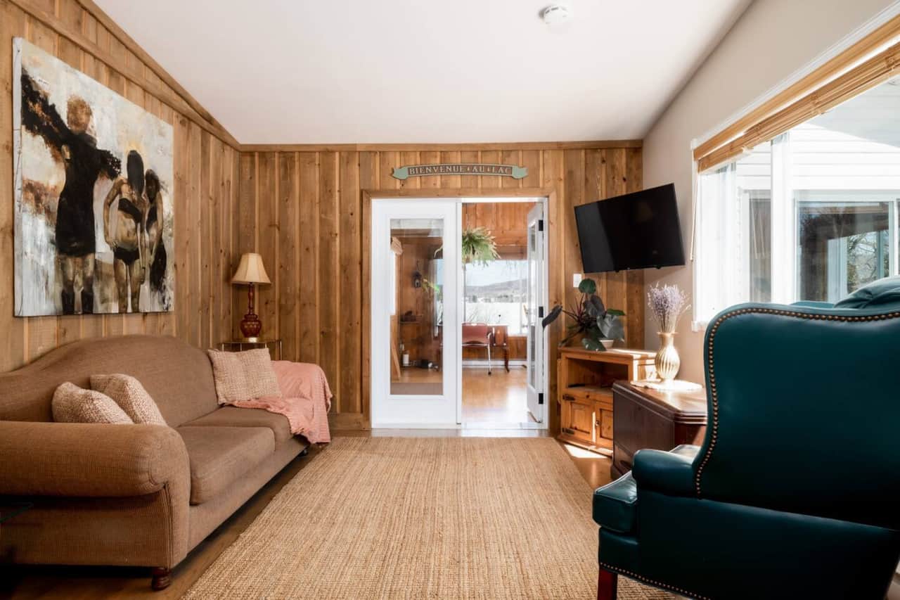 Petit salon avec télévision connecté et foyer au bois.