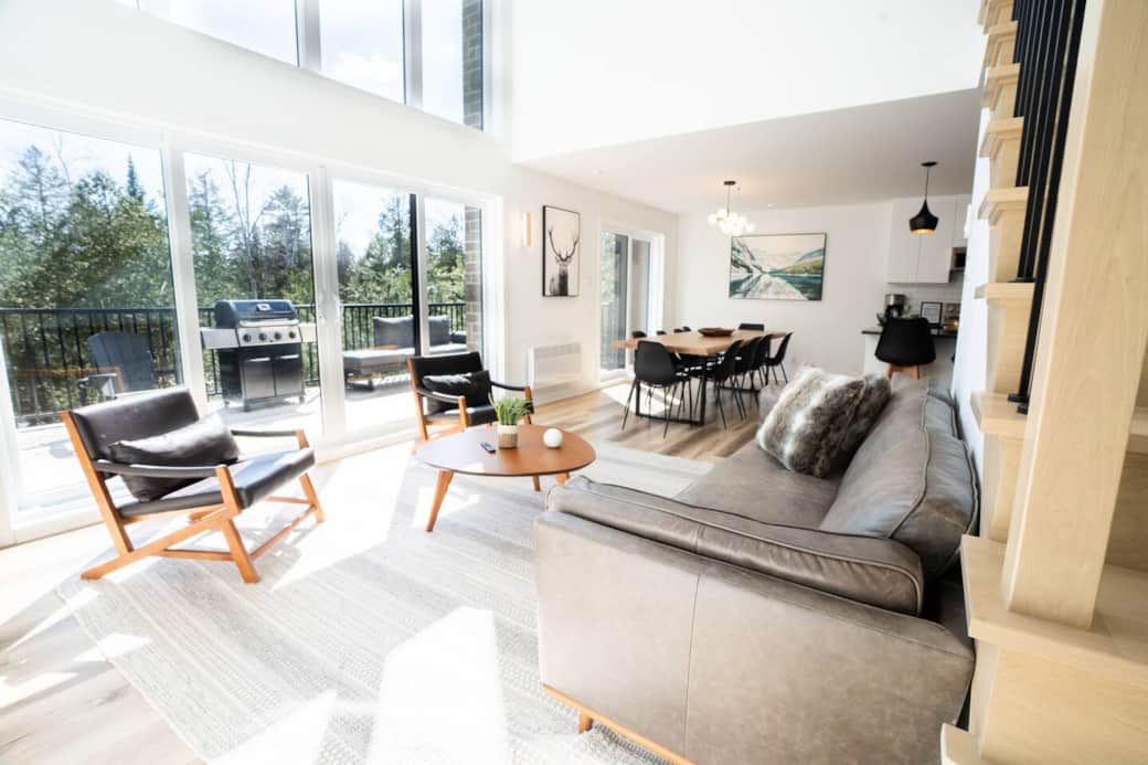 Bright and open living space with forest views -perfect for relaxing with loved ones