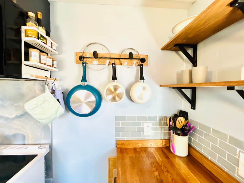 Simple cooking equipment and spices