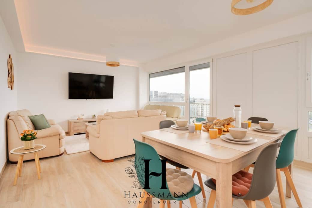 Espace repas lumineux dans le séjour, avec table conviviale et vaisselle en grande quantité et de qualité, idéal pour partager des repas agréables.
Espace repas lumineux dans le séjour, avec table conviviale et vaisselle en grande quantité et de qualité, idéal pour partager des repas agréables.