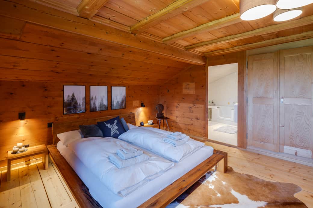 Bedroom 1: King-size bed (180x220cm), en-suite bathroom, mountain views, rocking chair & closet