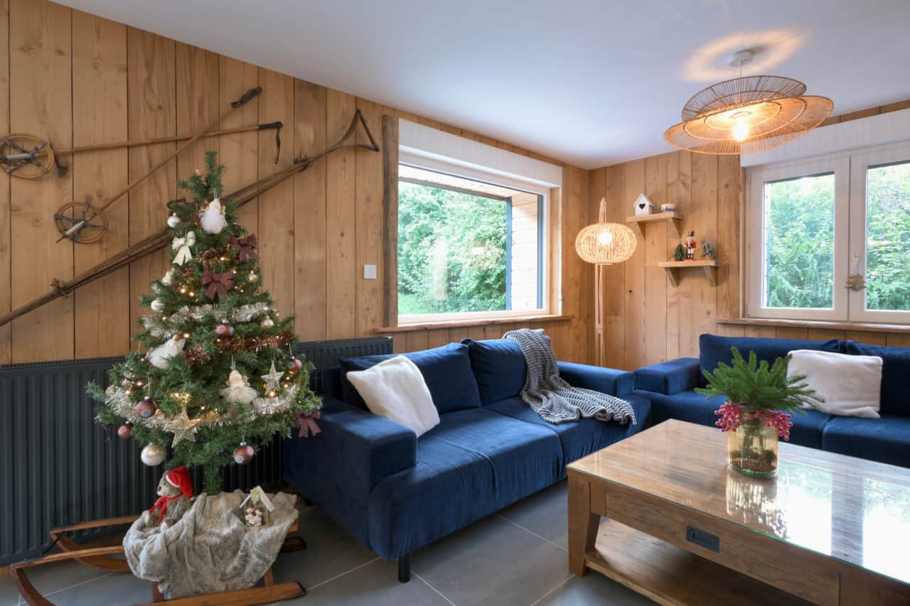 Coin salon cosy avec sapin de Noël dès fin novembre