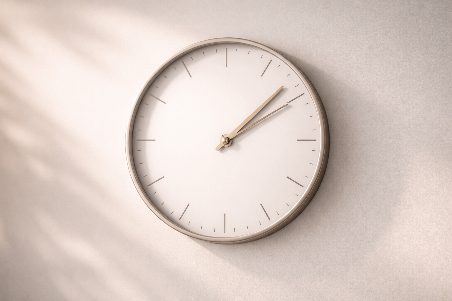 Minimalistische Wanduhr in Beige mit sanftem Tageslicht, ruhige und moderne Wohnatmosphäre