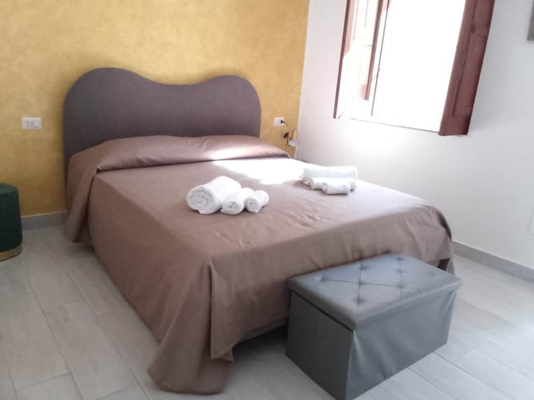 Apertura finestra e letto matrimoniale Apertura finestra e letto matrimoniale