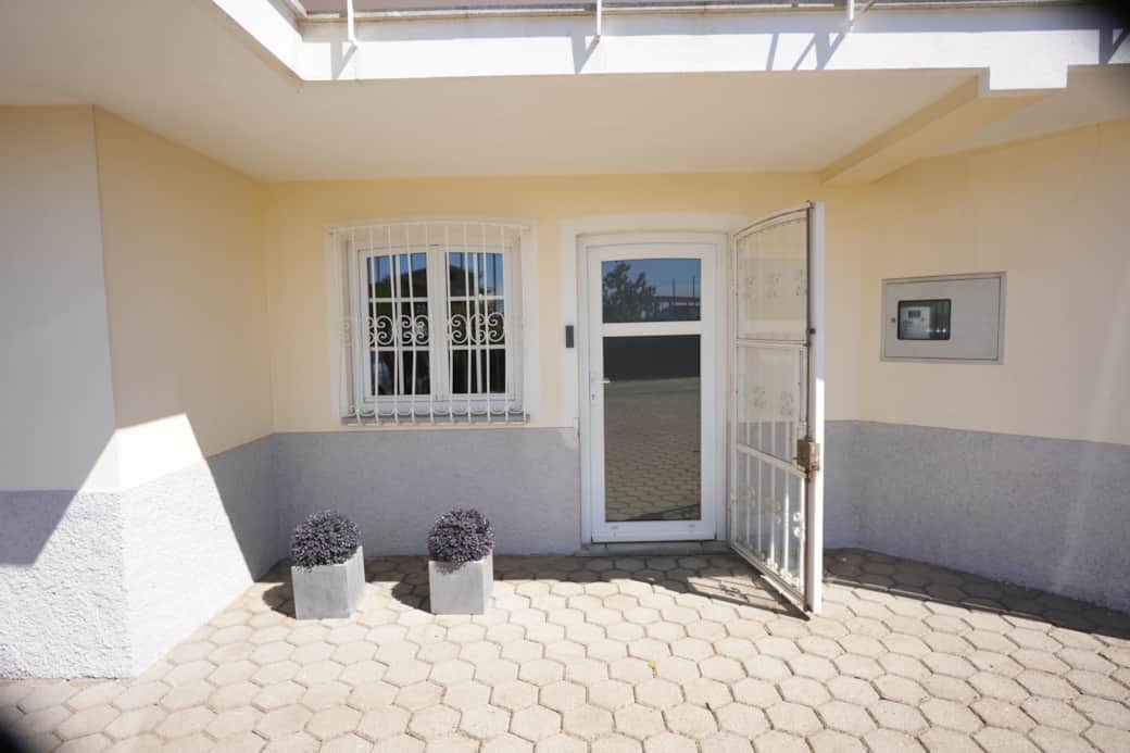 ENTRANCE 1