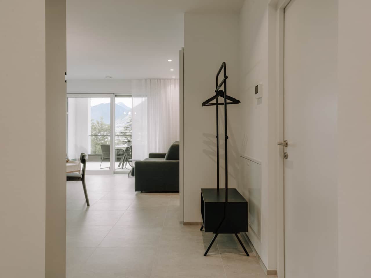 Blick ins Apartment mit Garderobe