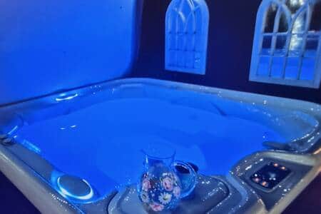 Bed & Breakfast: Guest Garden Hot tub at night