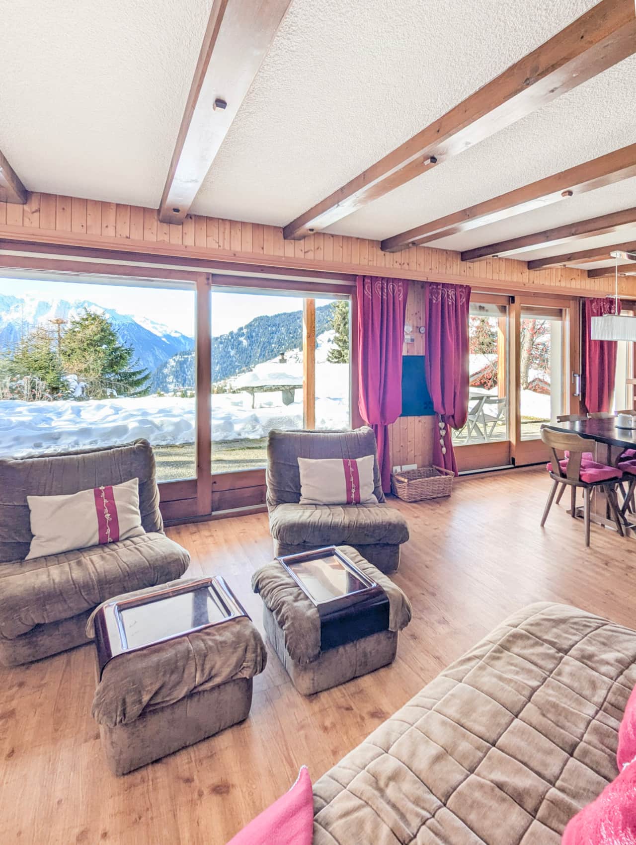 Gut ausgestattetes Wohnzimmer mit bequemen Sofas, Fernseher und Herd.