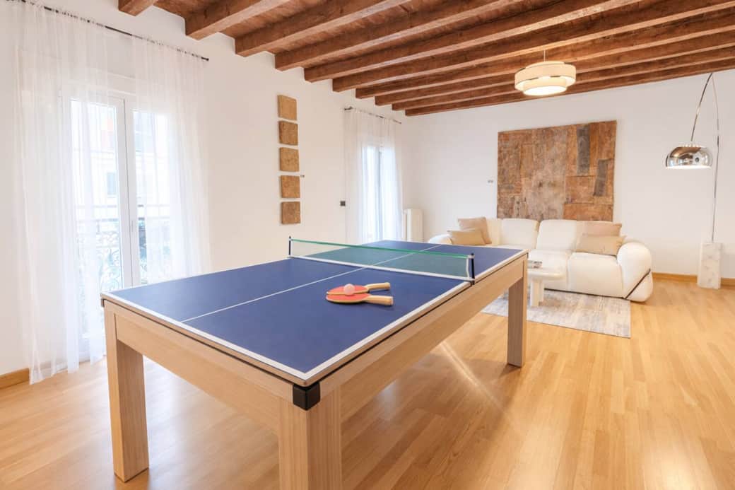 Tavolo da ping pong nel soggiorno Tavolo da ping pong nel soggiorno