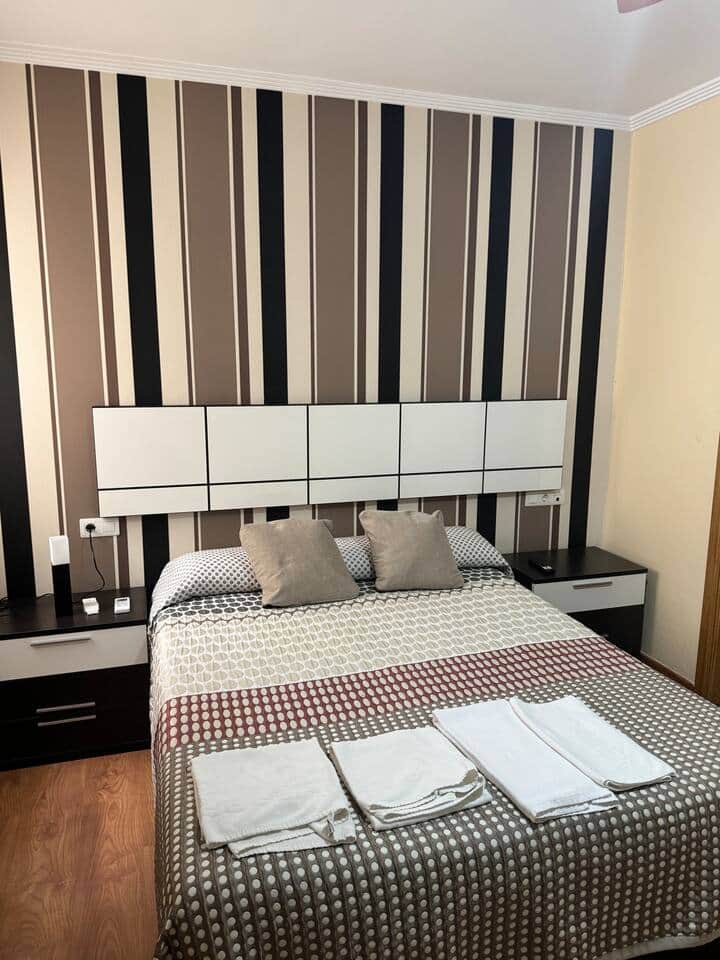 Dormitorio con cama doble y mesillas Dormitorio con cama doble y mesillas