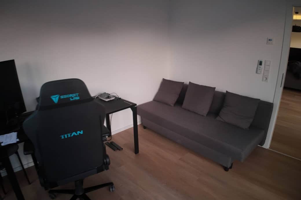 Arbeitszimmer mit Schreibtisch und Schlafcouch