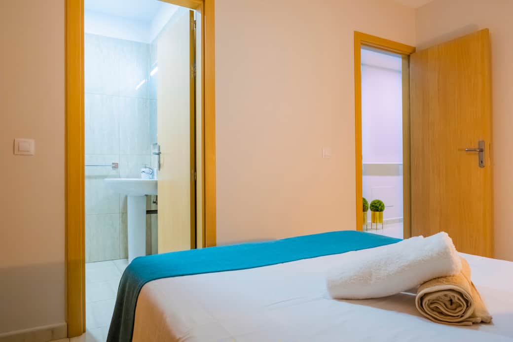 Habitación 3, acceso a baño y a salón.