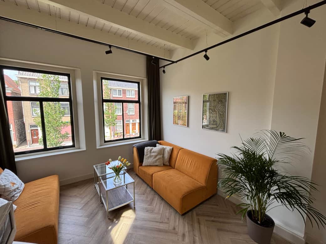 Livingroom with view of the canal
