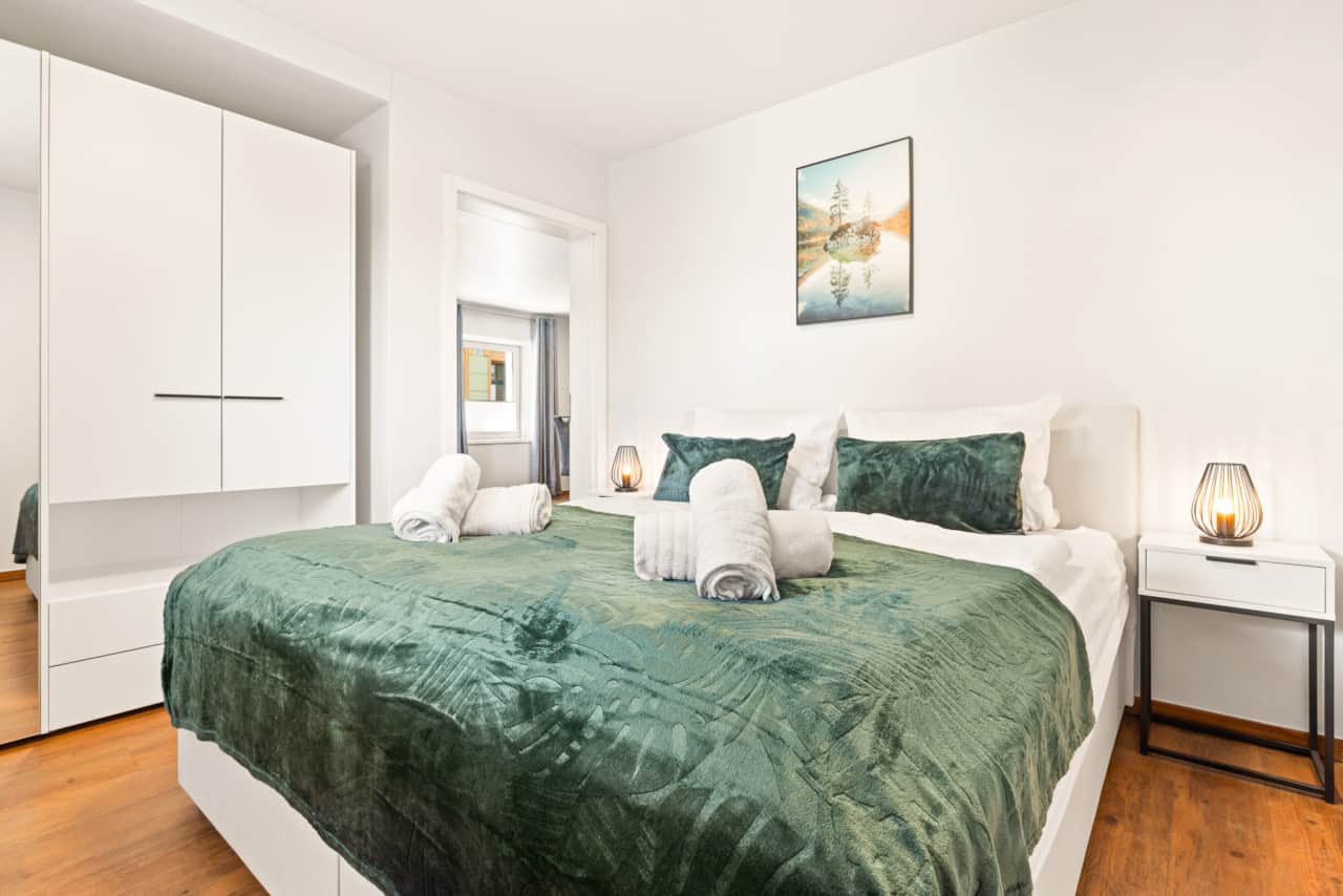 Suite 1 - Schlafzimmer Boxspringbett (180x200) mit Komforttopper