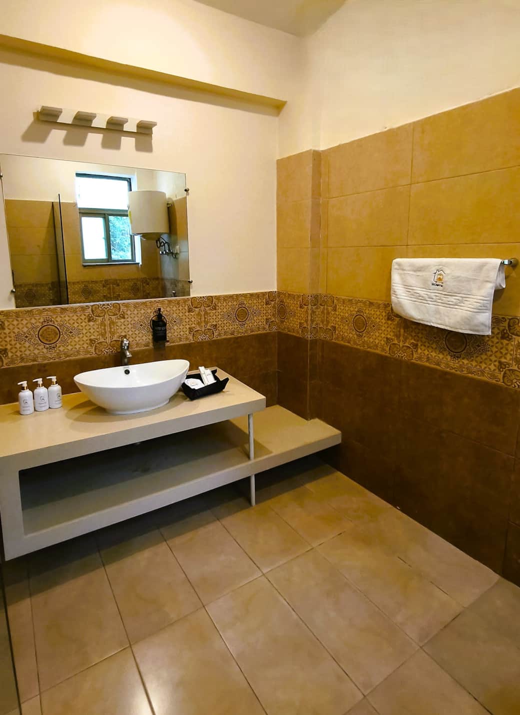1st floor 1st bath (2)