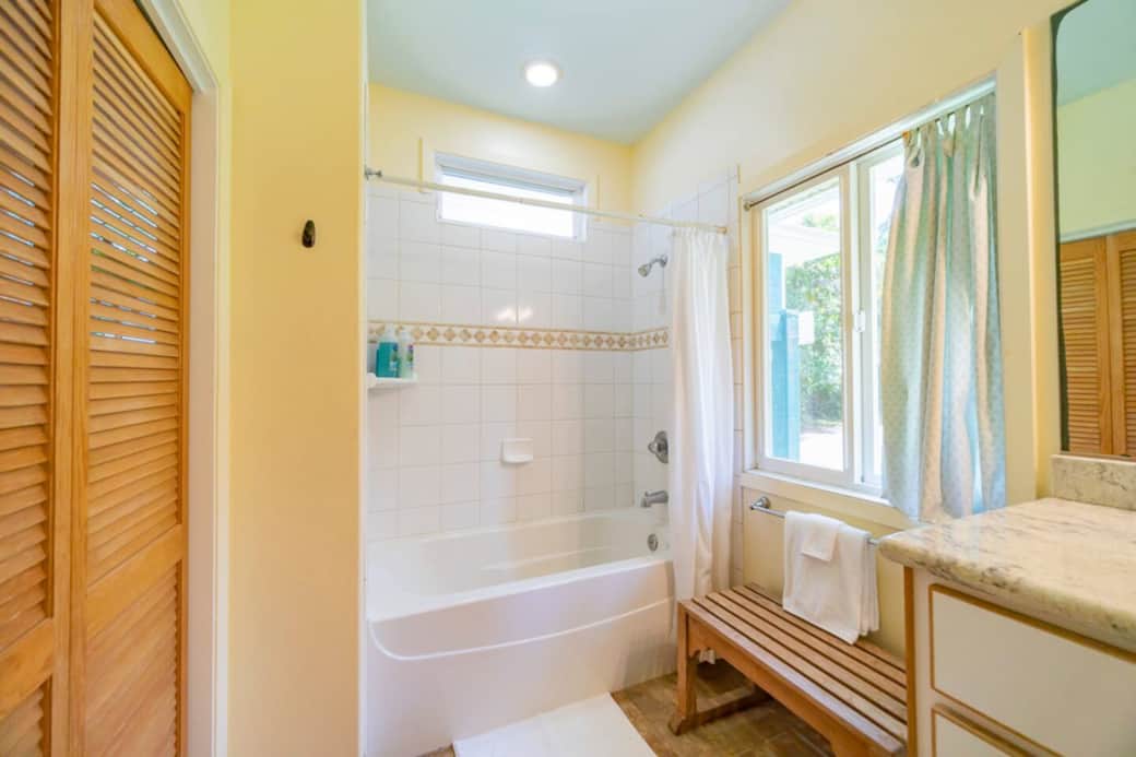 Multiple full bathrooms Multiple full bathrooms