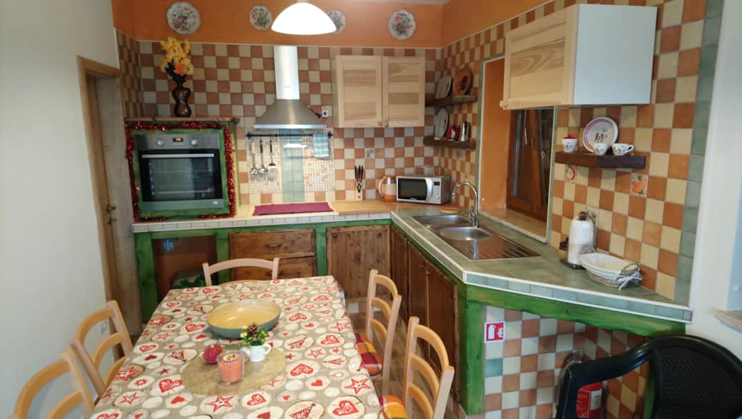 Cucina, primo piano, completa di elettrodomestici e accessori, SmartTV Sat