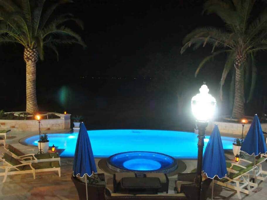 Swimming Pool & Jacuzzi 