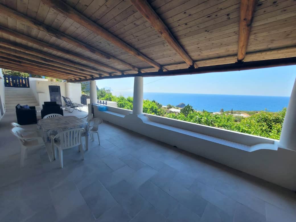 Ampia veranda coperta vista mare, zona pranzo esterna a Casetta Faraglione