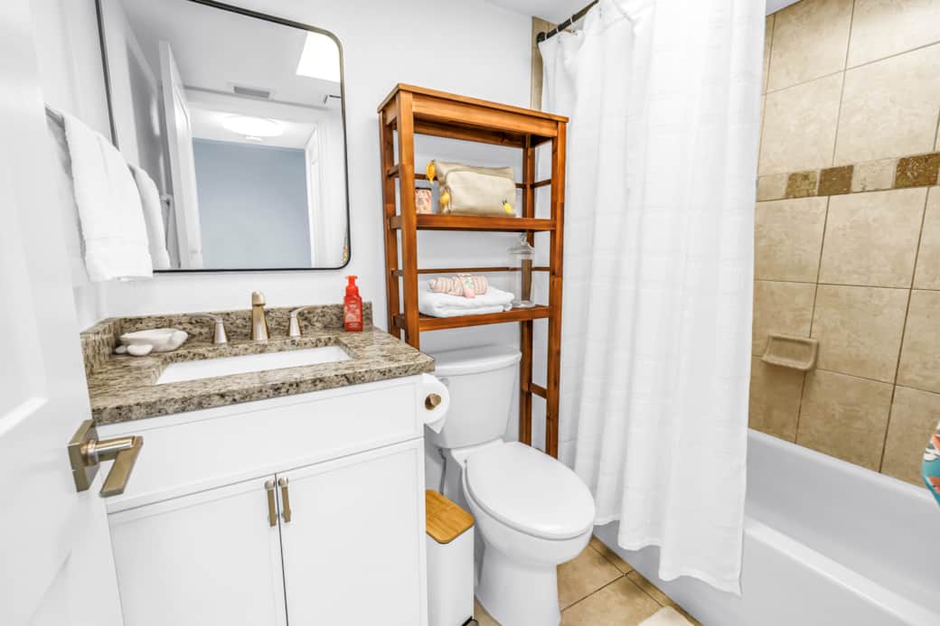 1 Full Bathroom with Tub