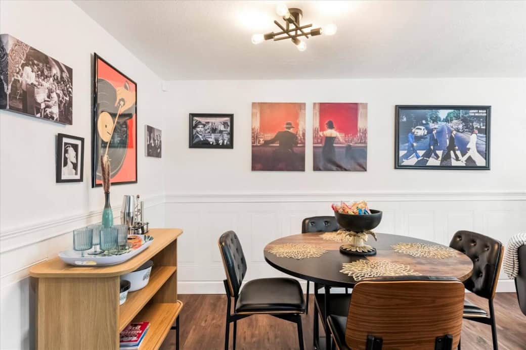 Dining Room – Strike a pose beside the vintage Hollywood wall art featuring timeless stars and musical legends. The sleek table and tufted leather chairs bring both comfort and class. The Star-Studded Snack Bowl adds a playful touch of indulgence.