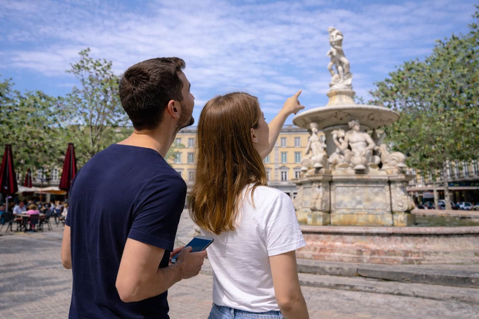 Family discovering the Bastide