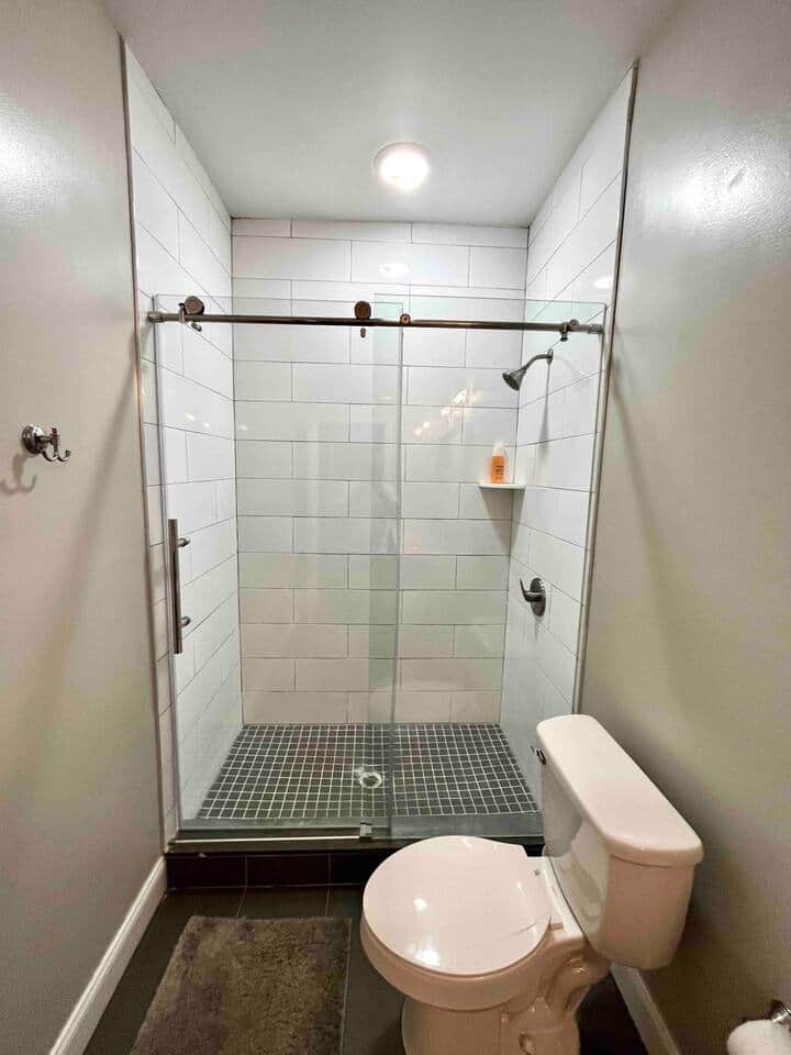 Full bathroom 1