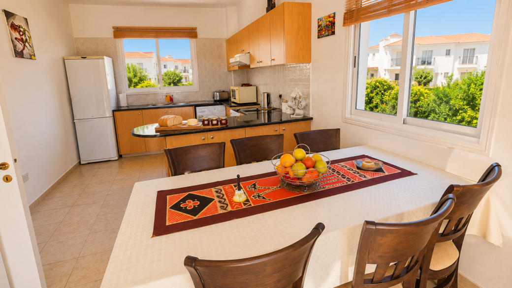 Breakfast and kitchen area