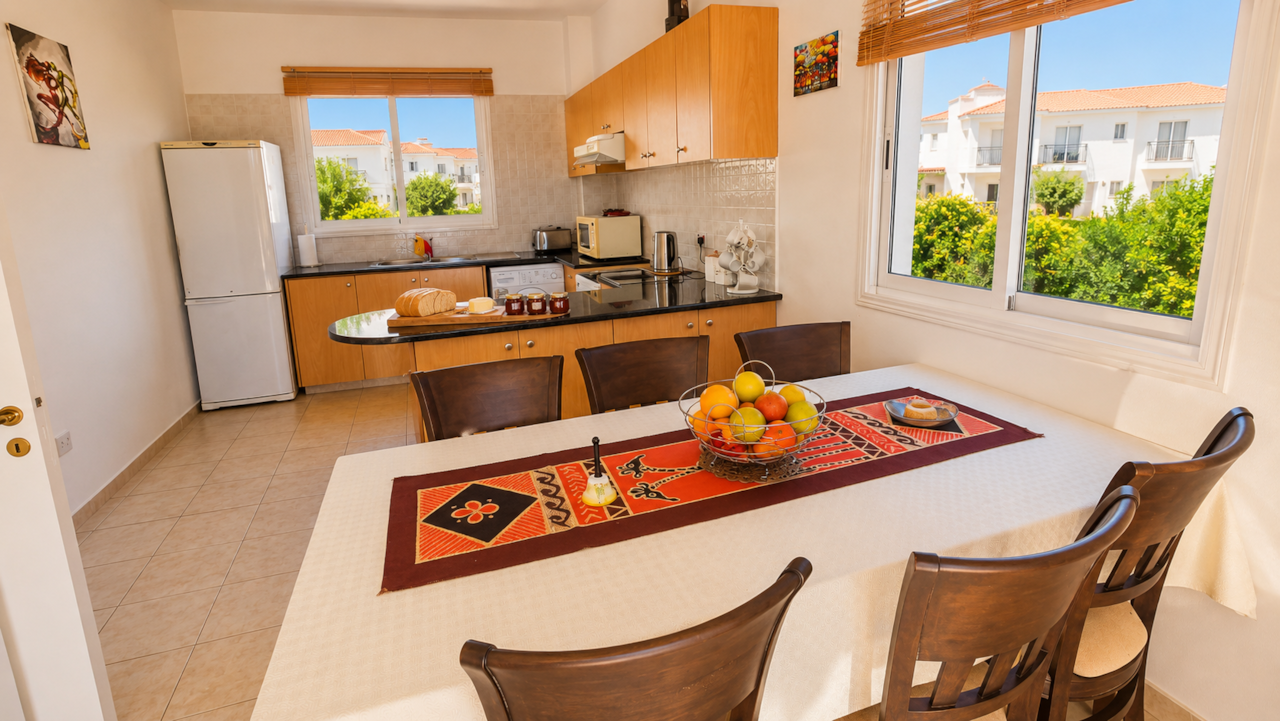 Breakfast and kitchen area