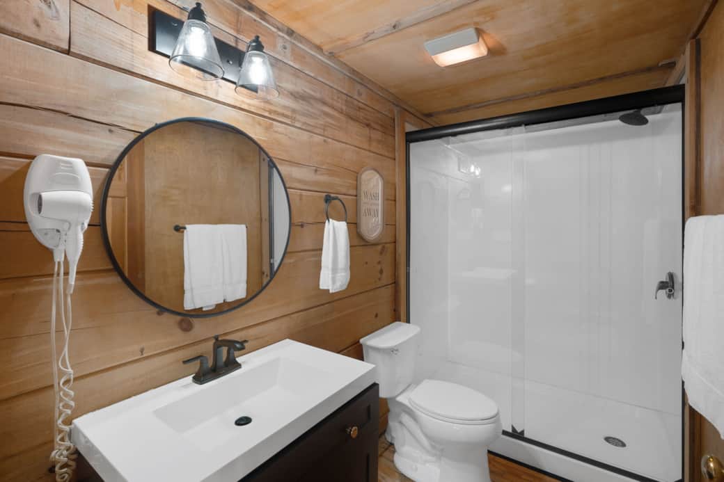 Primary en suite bathroom