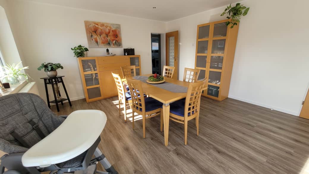 Esszimmer mit Kinderhochstuhl