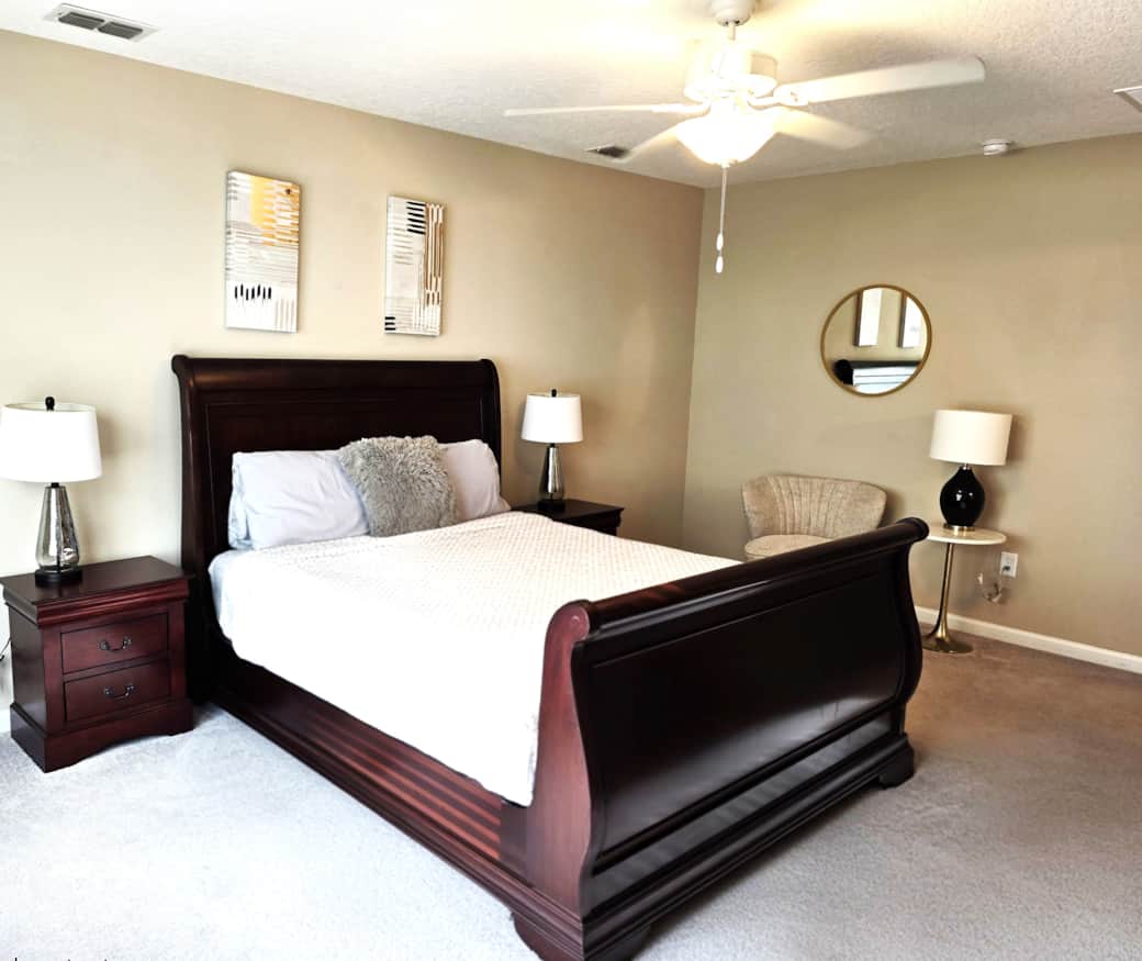 Spacious Queen Bedroom with sitting area and walk-in closet Spacious Queen Bedroom with sitting area and walk-in closet