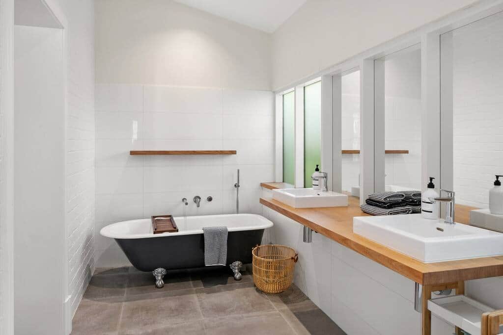 Ensuite to master bedroom 