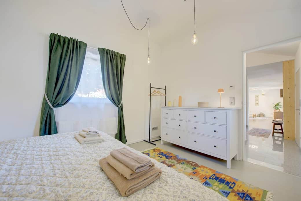 Kleiderstange mit Kleiderbügel für das ordentliche aufhängen von Anzügen etc.
Kommode für das verstauen von weiterer Kleidung. Kleiderstange mit Kleiderbügel für das ordentliche aufhängen von Anzügen etc.
Kommode für das verstauen von weiterer Kleidung.