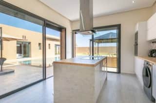 Villa Sanna, élégante avec piscine, jacuzzi & jeux — photo 17
