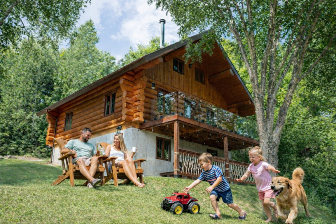 Famille joyeuse en plein air
