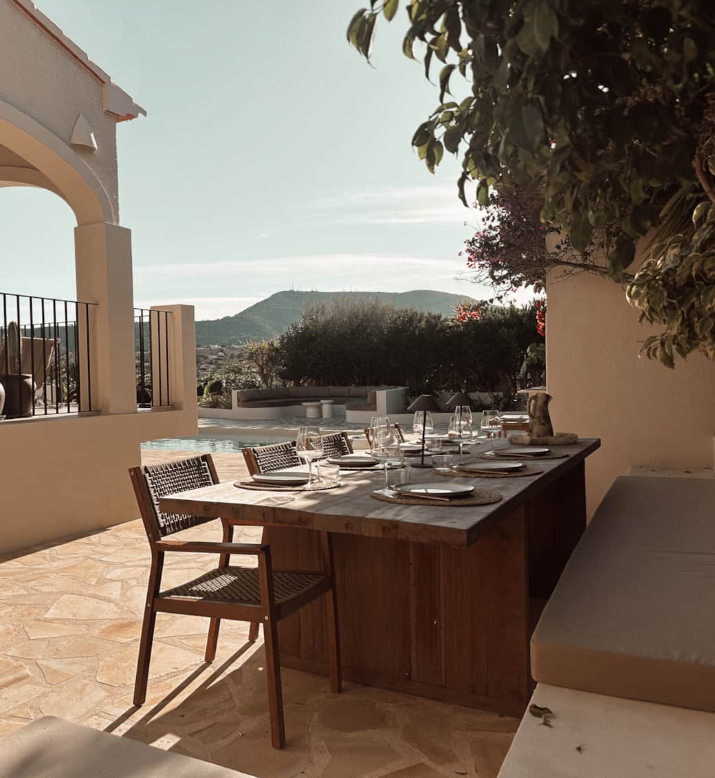 Eettafel voor 8 naast bar en BBQ, ideaal voor lange avonden.