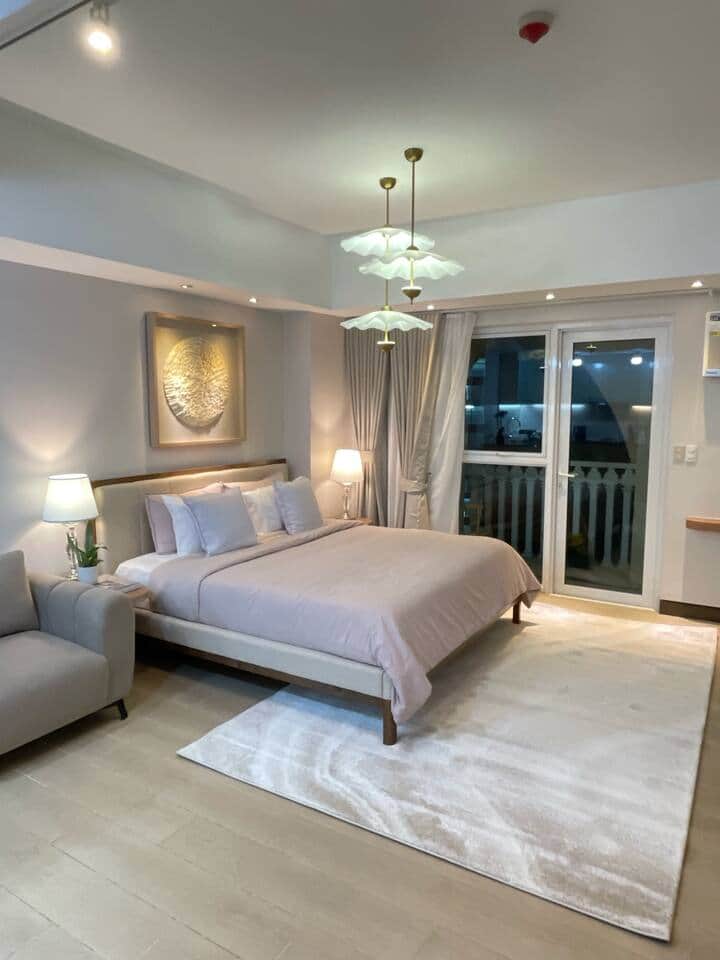 Equipped with a king-size bed and 4 pillows.