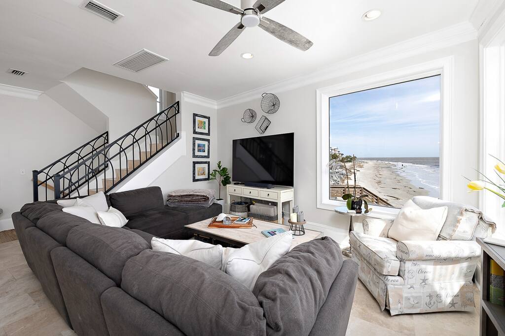 Living area with view to beach
