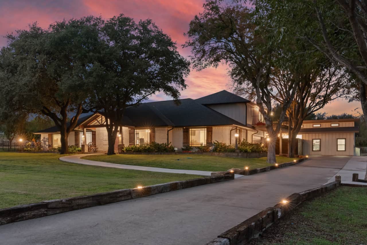 Front of Cowtown Casa