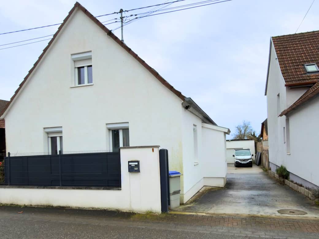 Accès maison par portail piéton ou voiture, cour commun