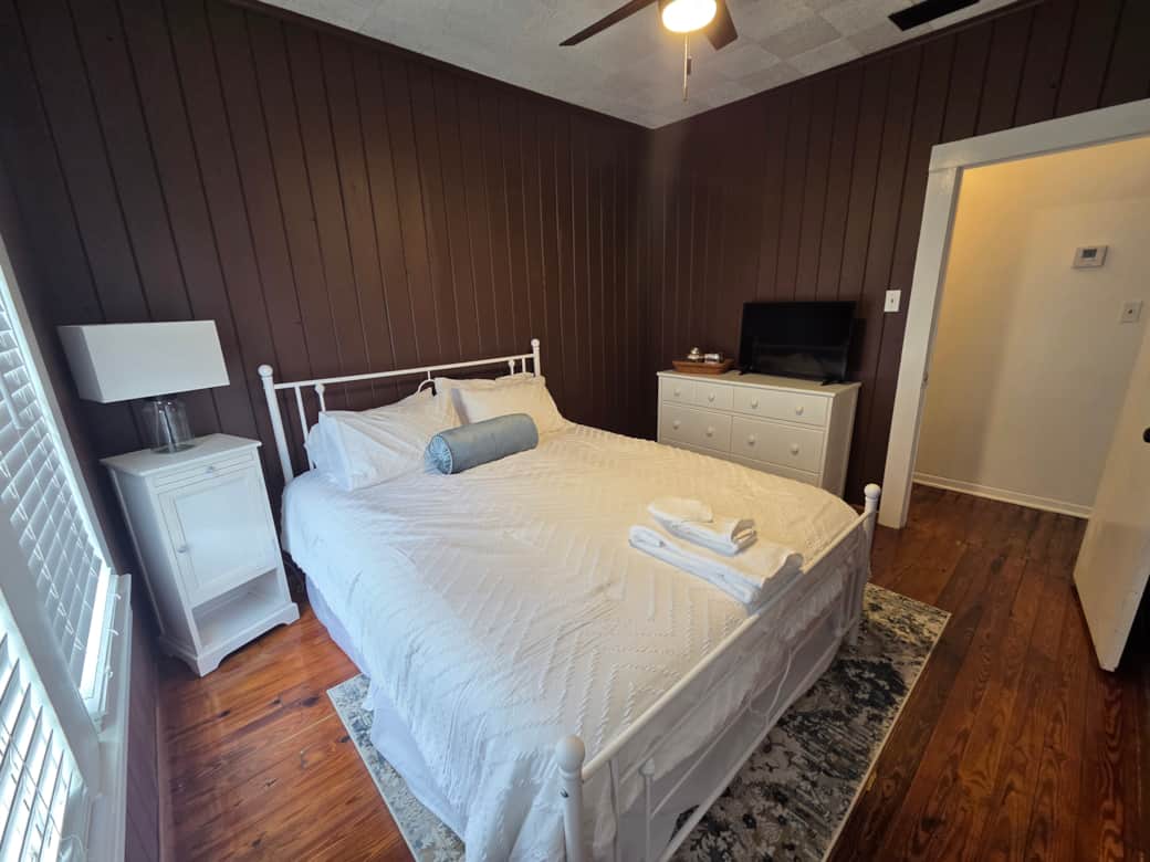 Bedroom 2 (Queen Bed) Bedroom 2 (Queen Bed)