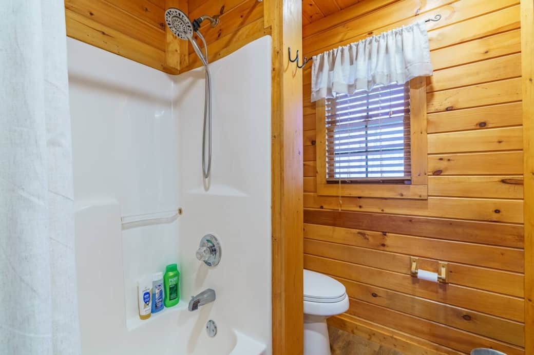 Detachable showerhead, deep bathtub, soaps provided, toilet paper provided also.