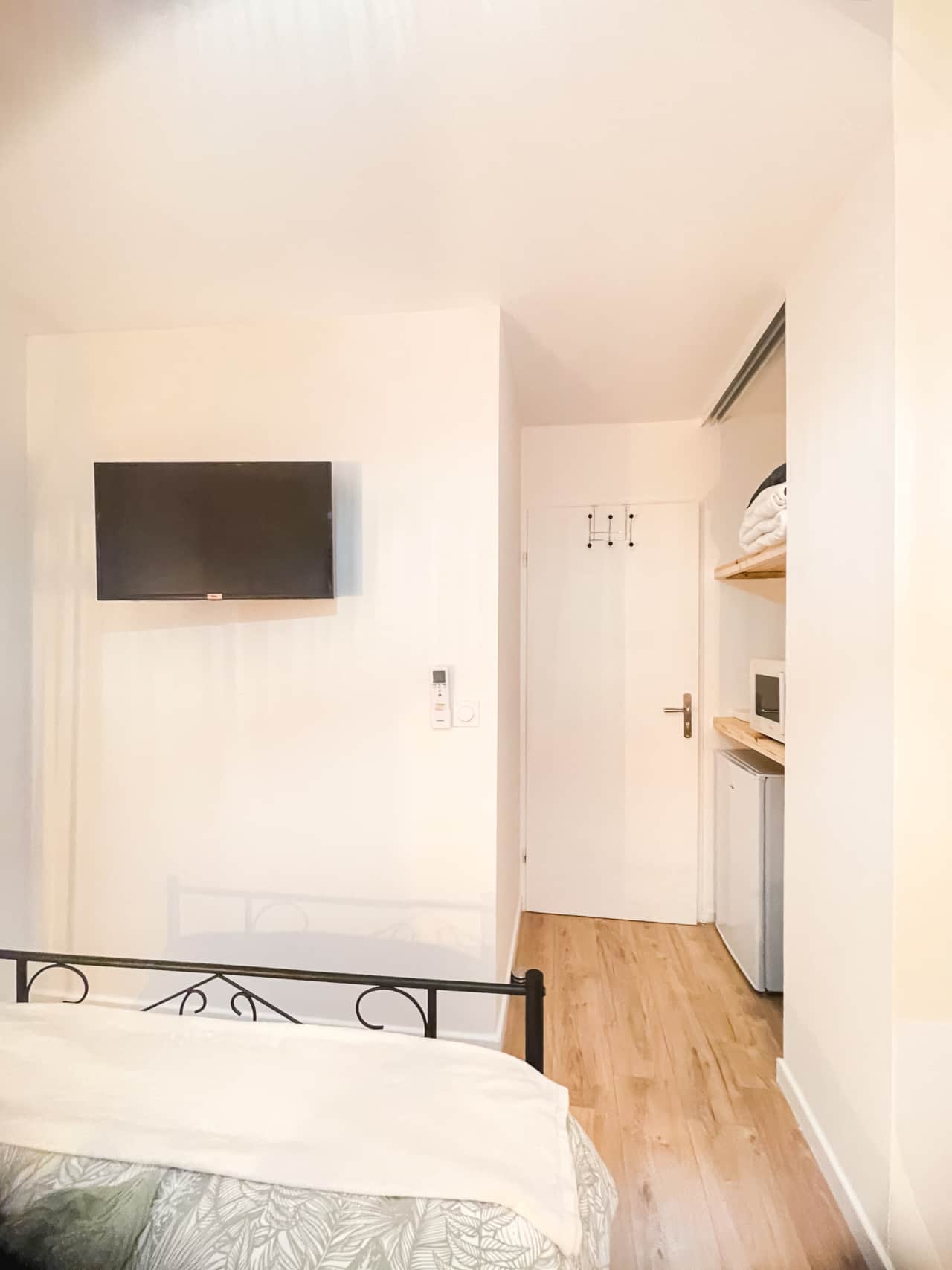 Room with connected TV (Netflix, etc.)